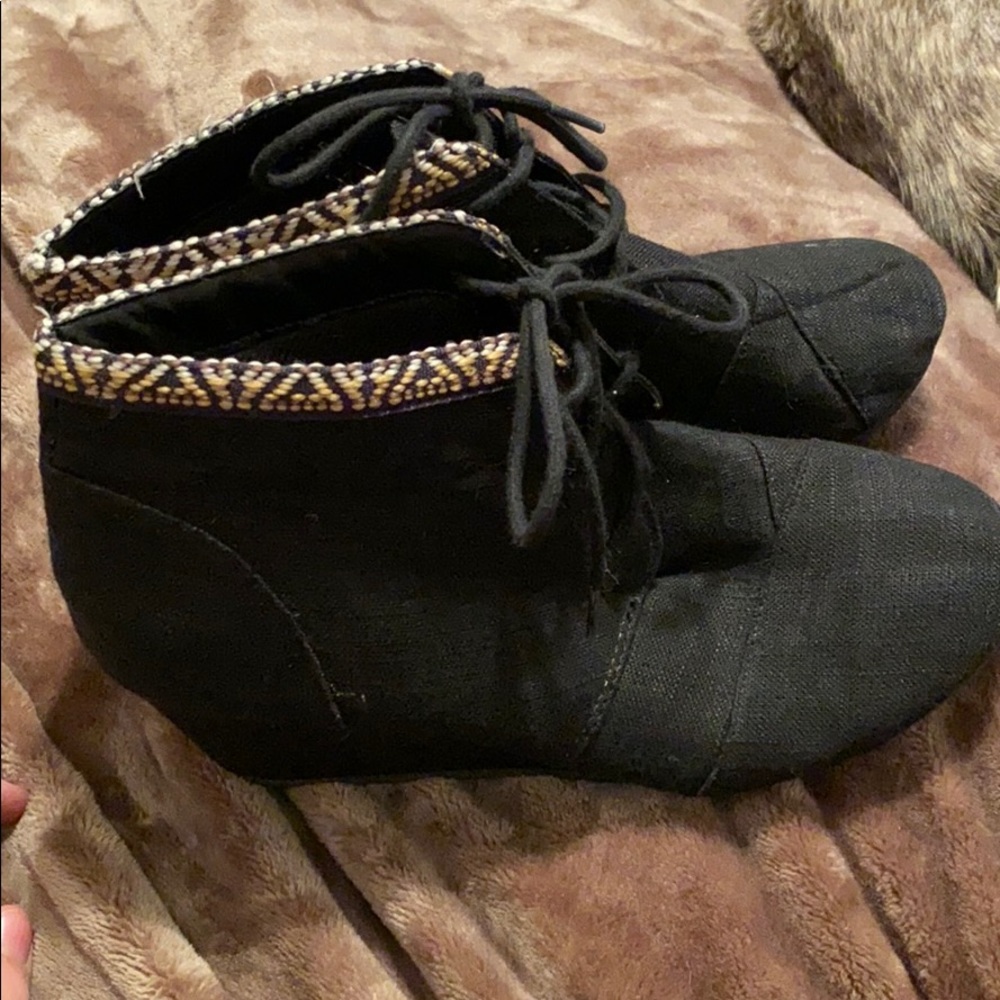 Black wedges